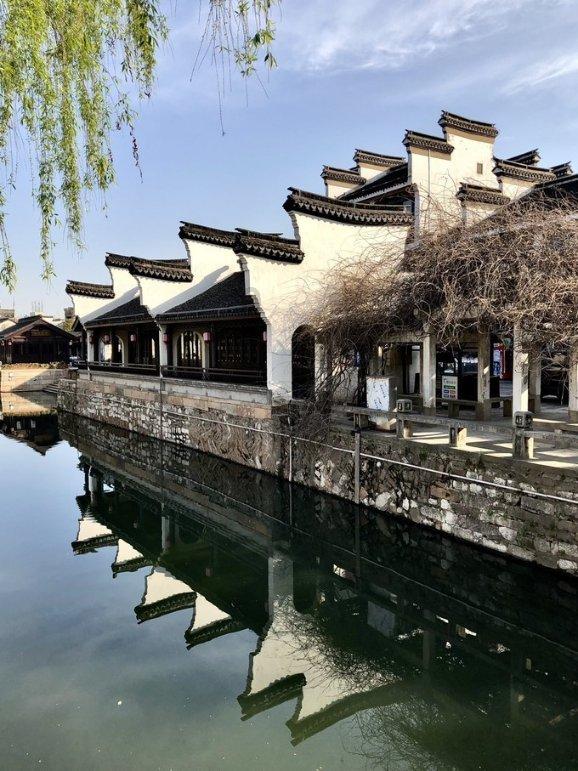 小南早报| 柜员冲客户吼“滚”,银行回应;东方甄选半年净利润下降近6成;霍启刚赴天津履职